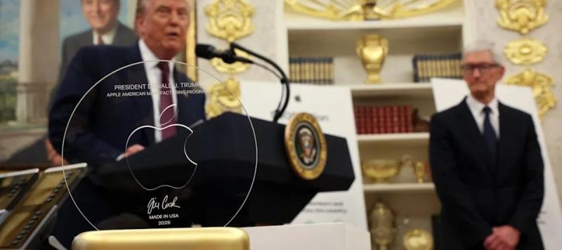 库克送礼，老黄放贷，马斯克画饼：2025科技圈的