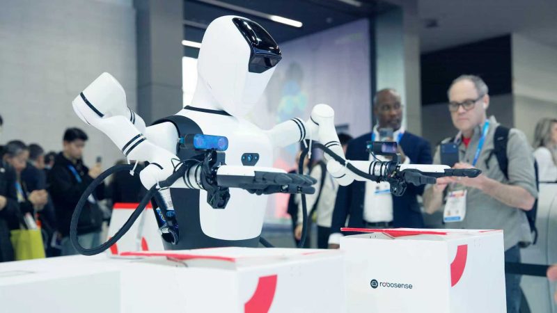 速腾聚创展出全球首款AI机器人“配送小哥”，现场演示自主打包拆包操作｜最前线-AI做小事 · 123GPT